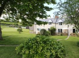 See the llamas at a beautiful Somerset Cottage, hótel með bílastæði í Combe Saint Nicholas