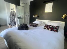 Suite romantique avec Spa et filet suspendu, budgethotel i Auteuil