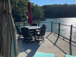 Cozy 4br Lake Lanier GA Waterfront- Great Location, hotel i Gainesville