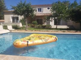 Gite neuf avec piscine Bio uv, villa in Saint-Saturnin-dʼApt