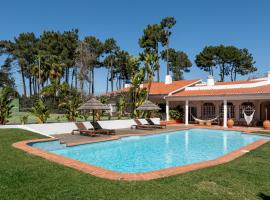 Lux villa near sea: pool, sauna, tennis, hótel í Corroios
