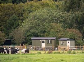 Shepherds Huts Tansy & Ethel in rural Sussex, apartment in Arundel