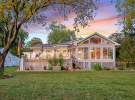 Lakefront Family Retreat, hotel i Forest Lake