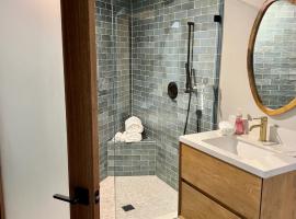 NEW Modern apt w/pool & hot tub in nature, hotel v destinaci Thousand Oaks
