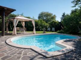 Villa Schatz con Piscina privata, hotel in Settala