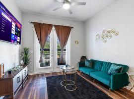 Modern Condo Mins to AT&T Stadium/DFW AP-King Bed, apartment in Grand Prairie