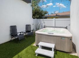 Gem in West Adams w Jacuzzi, Parking & Much More!, vacation home in Los Angeles