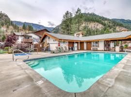 Icicle Village Resort 401 Aspen Abode, hotel with jacuzzis in Leavenworth