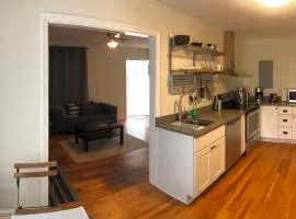 Renovated Cottage Minutes From Downtown