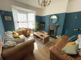 Stylish 5-Bedroom House near Tunnels Beach