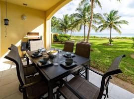 Paradise Retreat, A Tropical Oceanfront Villa, hotell i Freeport