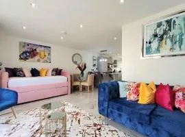 Three Bedrooms House By Sensational Stay Short Lets & Serviced Accommodation With Free Parking & Wi-fi