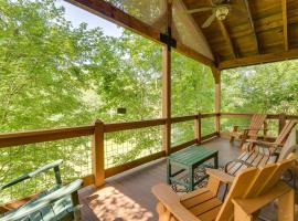 Cozy Creekside Cabin with Fire Pit and Views!, seoska kuća u gradu Hajavosi