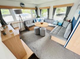 3 Bedroom Caravan RW75, Thorness Bay, Dog Friendly, WiFi, hotelli kohteessa Porchfield