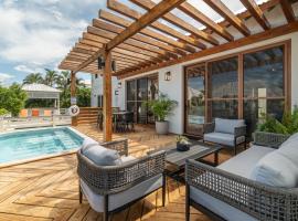 Conch Shell Cottage and The PoolClub at Mahogany Bay!, hôtel à San Pedro