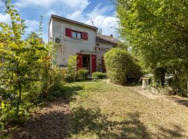 Stone country house in Rouy with private pool, allotjament vacacional 