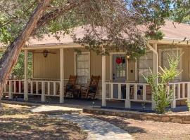 Meadow Creek Cottage: Wimberley şehrinde bir tatil evi