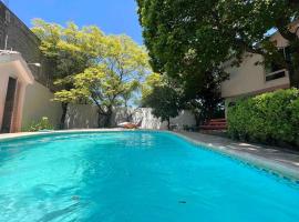 Beautiful Mountin Cabin/Pool/FirePit/Wifi/Parking – hotel w mieście Monterrey