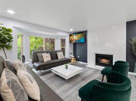 NEW Fully Remodeled, Updated 8 beds, 3 baths High End Modern Home Private WaterFront, hotel in Kirkland
