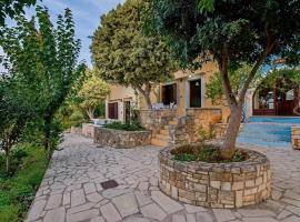 2 houses and 2 studios -small group, guest house di Douliana