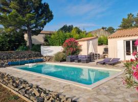 Villa with private heated pool, hotel con pileta en Castelnau-dʼAude