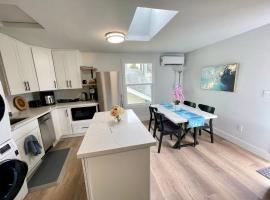 Tacoma 2 bedrooms 1 baths sleep 5 with compact kitchen, Ferienwohnung in Tacoma