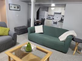 Private basement apartment, sewaan penginapan di Saskatoon