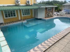Relaxing 2 bedroom property for up to 4 person, hytte i Georgetown