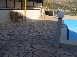 Golden village – hotel w mieście Astakos