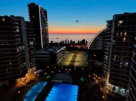 Sunset at White Sails POOL & SEA VIEW, apartment in Batumi