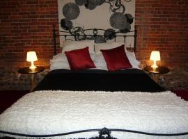 Seafret Barn sleeps two, North Norfolk, holiday home in Roughton