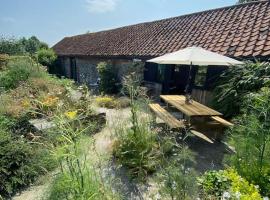 Oyster Barn sleeps six, North Norfolk, hotel en Roughton