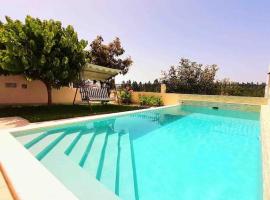 Paradise House Ground floor apartment in Villa with private pool and private garden, feriebolig i Abrantes
