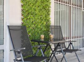 Cozy studio near the park with huge verandah., hotel i Veliko Tarnovo