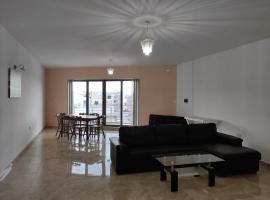 Serene apartment in Haz-Zebbug, casă de vacanță din Taʼ Srina