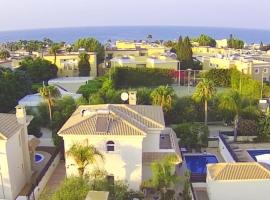Luxury spacious holiday Villa with heated swimming pool, hotel in Paralimni