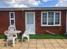 Private entrance studio , garden and free parking, appartement in Slough