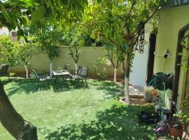 B&B Amit 18 minutes from the airport - אירוח כפרי עמית 18 דקות משדה תעופה, hotel in Petach Tikwa
