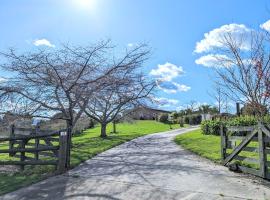 Luxury Lake View farm stay with spa pool, vakantiehuis in Rotorua