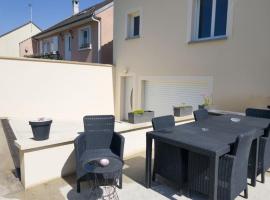 Maison avec terrasse à 15 minutes de Disney, accommodation in Nanteuil-lès-Meaux