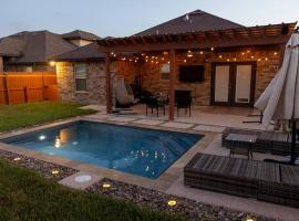 Cozy home with POOL and free WIFI, holiday rental in Brownsville