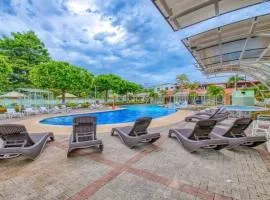 Tropical Condo!Two Story Three lovely Bedrooms !