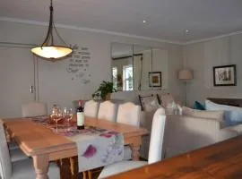 Serendipity - 3 Bedroom home, jacuzzi & inside barbecue