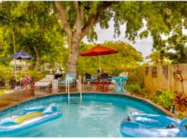Tropical Pool Luxury Home Best Location Beaches Restaurant Hard Rock Fun, cabaña o casa de campo en Hallandale Beach