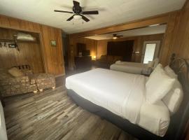 Budget friendly queen studio with full kitchen, two queen beds and sleeper sofa Hotel Room, хотел в Mount Ida