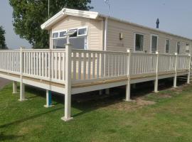 8 Bed Sun Decked Caravan Unlimited High speed Wifi and fun at Seawick Holiday Park, hotell i Clacton-on-Sea