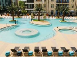 1 BR w Balcony View Resort Pool Free Parking, отель с бассейном в городе Аддисон