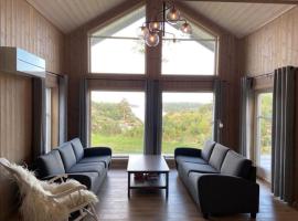 Flott nyere hytte med sjøutsikt., seoska kuća u gradu Riser