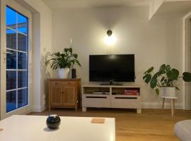 Charming 3 Bed Home For Family or Business Stays, Great Location, FREE Parking, Park Views, Sleeps 5! – apartament w mieście Ashford