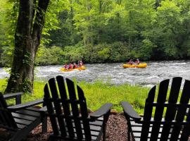 Nantahala River Luxury Escape-on the river!, hotel with parking in Aquone